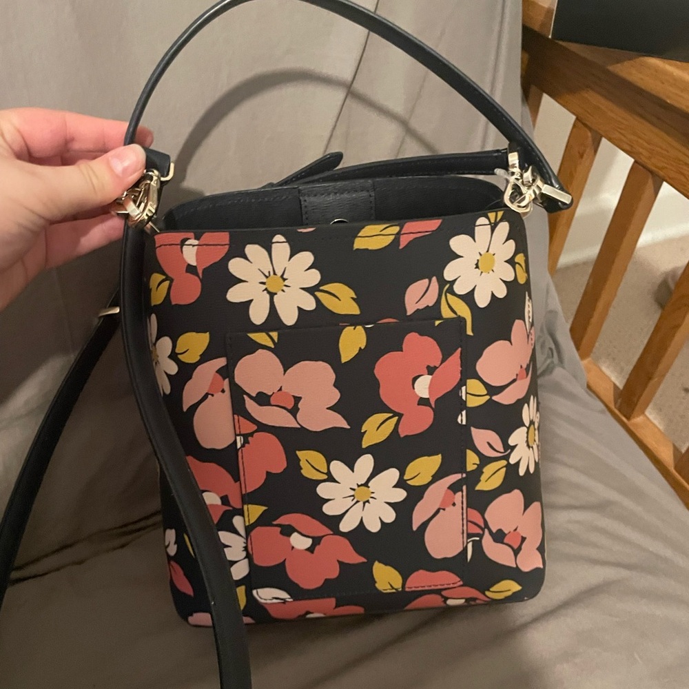 Kate Spade Darcy Navy Floral NWT Shoulder Bucket Bag (Road Trip Floral print)